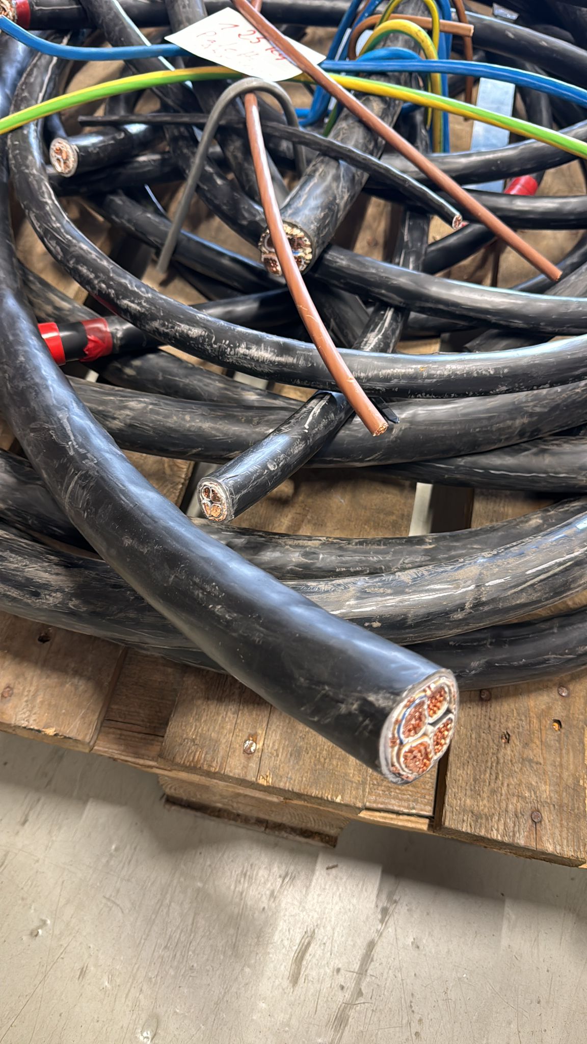 Schwarze Kupferkabel und Kabelschrott Ankauf bei HB-Metalle