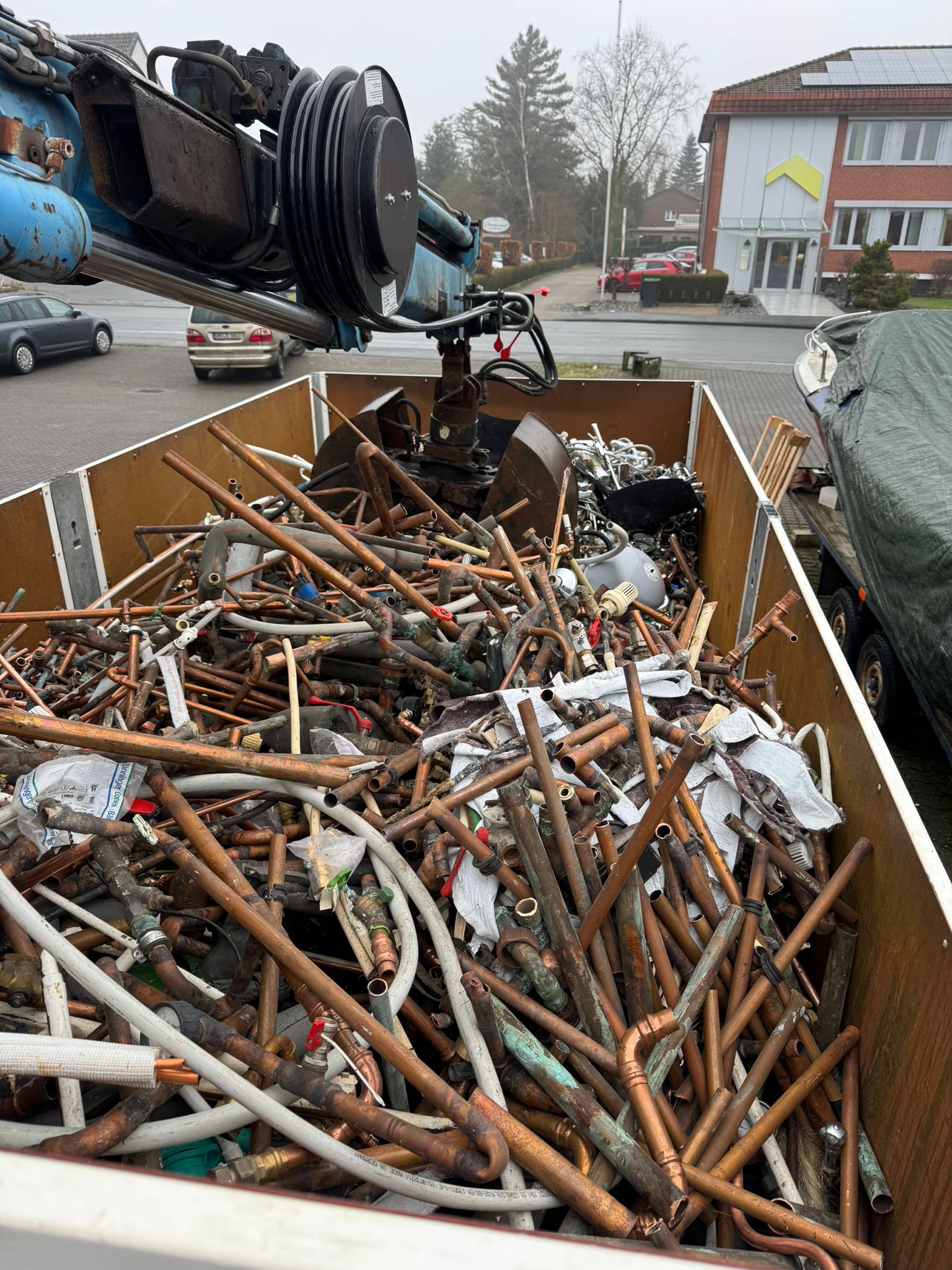 Schrottabholung mit Container - Kupferrohre und Buntmetall